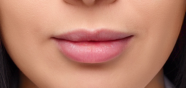 Нанесете малко върху четката или   памучен тампон   и маскирайте излишъка, правейки контура на устните идеално гладък
