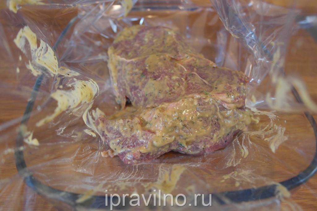 Готвените мазнини се приготвят   сос от синап   поставете месото в торба (ръкав) за печене