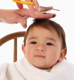 Lai to izdarītu, vienkārši uzkrājiet nelielu pacietības un laika daudzumu, kā arī izpētiet to rīku sarakstu, kurus var izmantot, lai izveidotu savu bērna pirmo frizūru