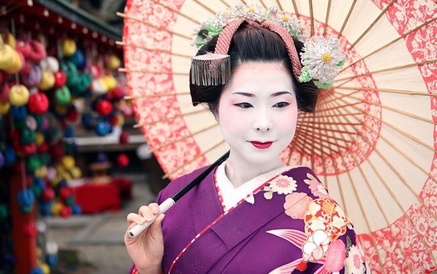 Почти все знают образ гейши - женщины, которая, когда она улыбается, закрывает рот, чтобы не показывать желтые зубы, контрастирующие с ее лицом