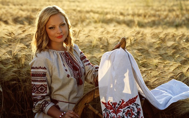 Украинский народный костюм выполнен в различных регионах современной России, на Украине, в Белоруссии, Словакии, Молдавии, Румынии и, конечно, в Польше