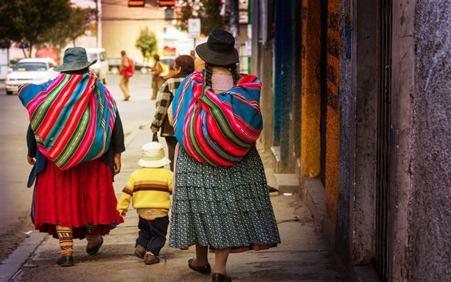 Характерные юбки по сей день носят боливийские корни индийского происхождения