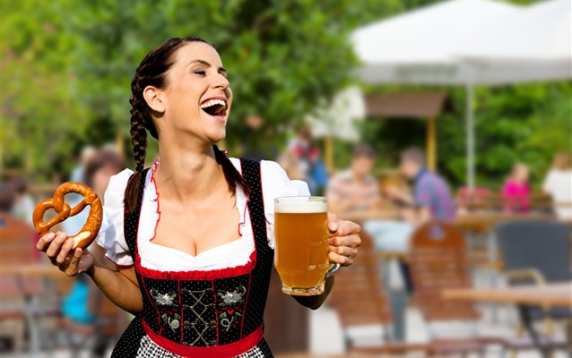 Баварский народный костюм очень охотно используют во время знаменитой пивной вечеринки