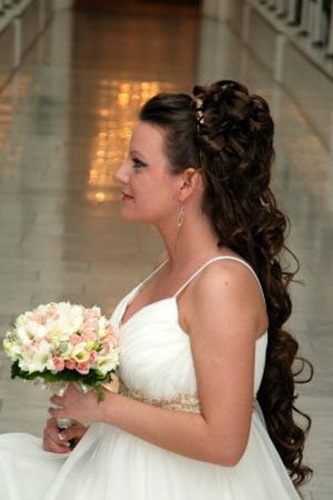 Фата підкреслить красу нареченої, послужить і прикрасою і доповненням до весільної зачіски
