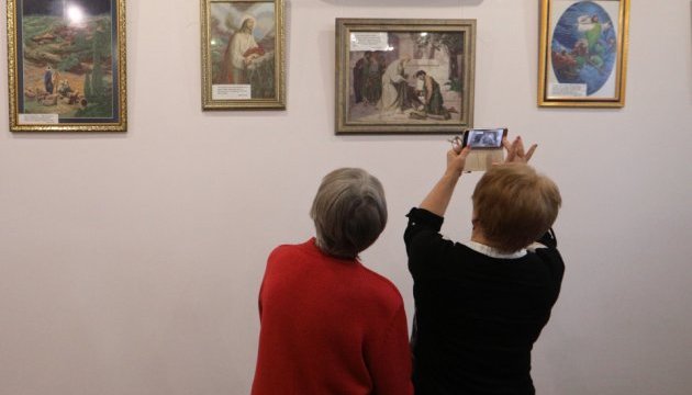 Виставка вишитих картин Надії Польовий в Art Hub / Фото: Шамкін Данило