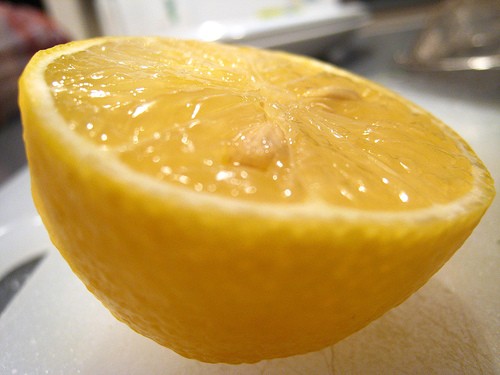 Тому, наступного разу, коли ви будете в магазині, купіть кілька лимонів, і прочитайте цей список 9 способів використання лимона