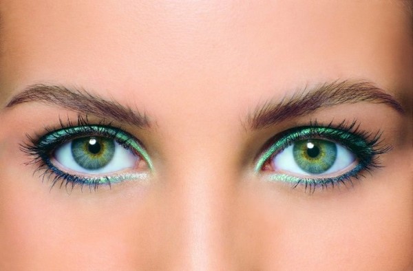 Темно-зелені і блакитні тіні роблять погляд більш глибоким, а світлі відтінки допоможуть візуально розширити очей