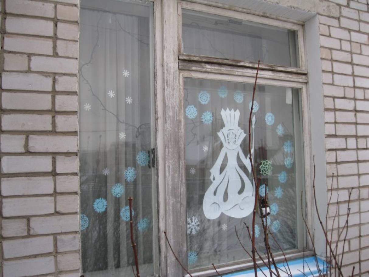 Зимове оформлення за казкою «Снігова королева» в техніка «витинанка»   Привіт шановні колеги, хочу поділиться нашим творчістю в зимовому оформленні вікон дитячого сада