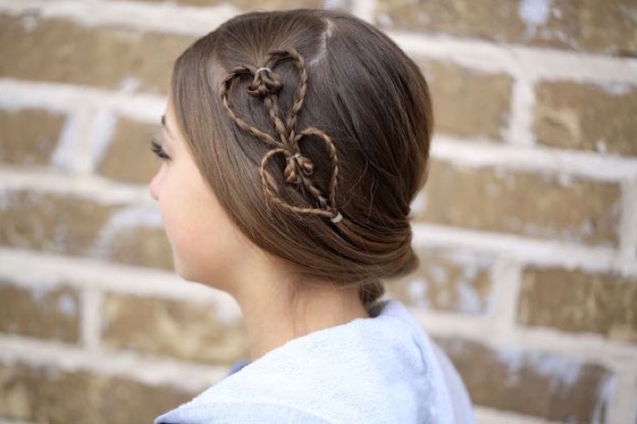 Фото зачісок для дівчаток на випускний в дитячий сад   на середні   і   довге волосся   :