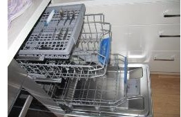Щоб помити кошика посудомийної машини їх слід вийняти і помістити в ванну