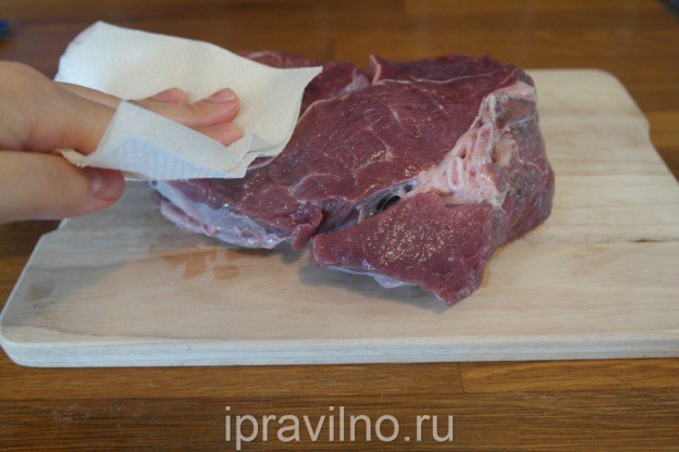 Поставяме говеждото месо в ръкава в тава за печене, ръкавът за печене трябва да се запечата със специална жица (обикновено с торби за печене)