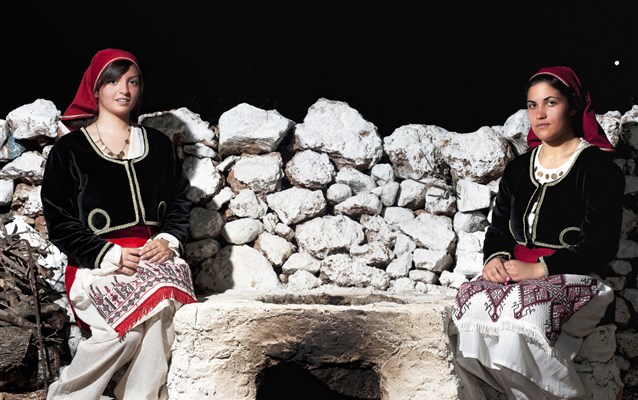 Жители Крита особенно отличались от европейских женщин - они носили длинные брюки