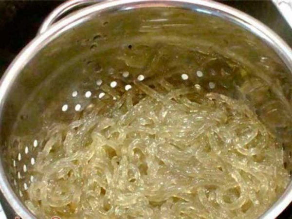 Рецепт који користе кинески произвођачи није лош, али прелив за фунцхози биће сувише густ за салату, па пре него што додате сос, морате сос разриједити са водом за трећину