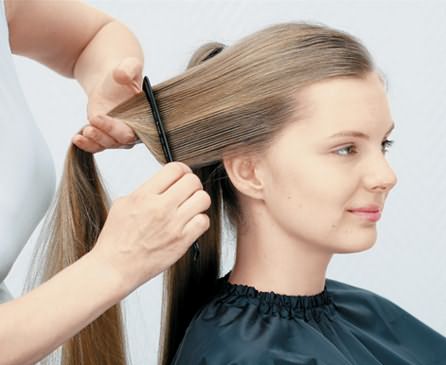 Ретельно зачешіте довге волосся набік і зав'яжіть гумкою високий хвіст