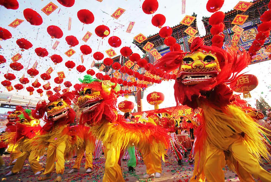 На вулицях Пекіна артисти, в честь Китайського Нового року, виконують танець вогняного дракона