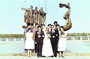 13 вересня 2011, 7:32 Переглядів:   У 80-х у молодят стало модно фотографуватися біля пам'ятника засновникам Києва