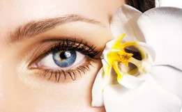 У догляді за шкірою навколо очей ефірні масла використовуються не так часто, як їх рослинні побратими, але якщо застосовувати їх з розумом, знаючи три простих правила, можна добитися чудового результату