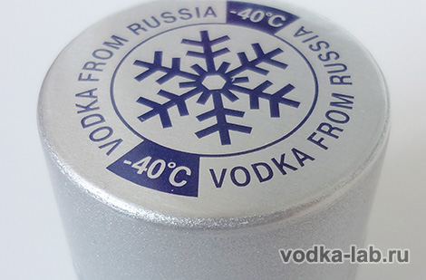 Ковпачок зверху металевий, з сріблястим покриттям і рельєфним текстом по колу;  з торця намальована сніжинка, напис Vodka from Russia і «-40 °» (до речі, є   така горілка   )