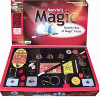 А ось - оригінальний подарунок хлопцям постарше, який неодмінно оцінять по достоїнству: Набір Чарівника зі 125 фокусами і ілюзіями