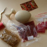 Організатором МК буде надано набір матеріалів - бісер, намистини, дерев'яне яйце в термонаклейка, бісерна голка, нитки для бісероплетіння