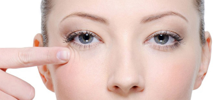 З віком так само необхідно міняти способи догляду: до 25 років для шкіри очей досить зволоження, захисту і тонізації, після 25 рекомендується додавати харчування, а після 30-35 засоби, які зміцнюють стінки судин, вже після 40 років не обійтися без ліфтингу і засобів з ретинолом і гіалуронової кислотою