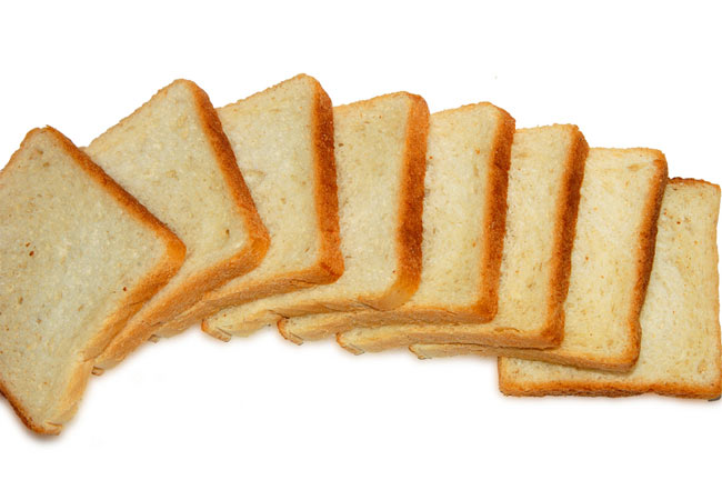 Хліб квадратної форми, спечений в алюмінієвій формі, виходить пористим, ніжним і повітряним, скоринка при цьому тонка і хрустка