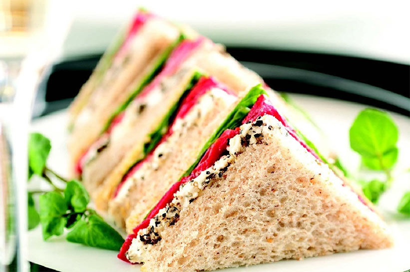 Тости, спечені в трикутних формах, в подальшому використовуються для приготування сендвічів, які завжди користуються попитом в сегменті швидкого харчування